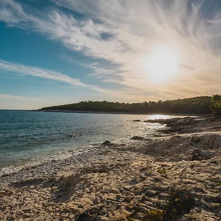 In 33612 شقة Veli Lošinj